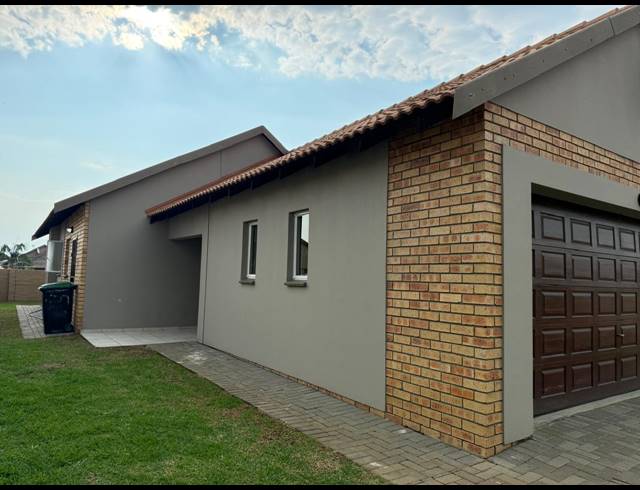 3 BEDROOM TOWNHOUSE FOR SALE IN WATERKLOOF EAST